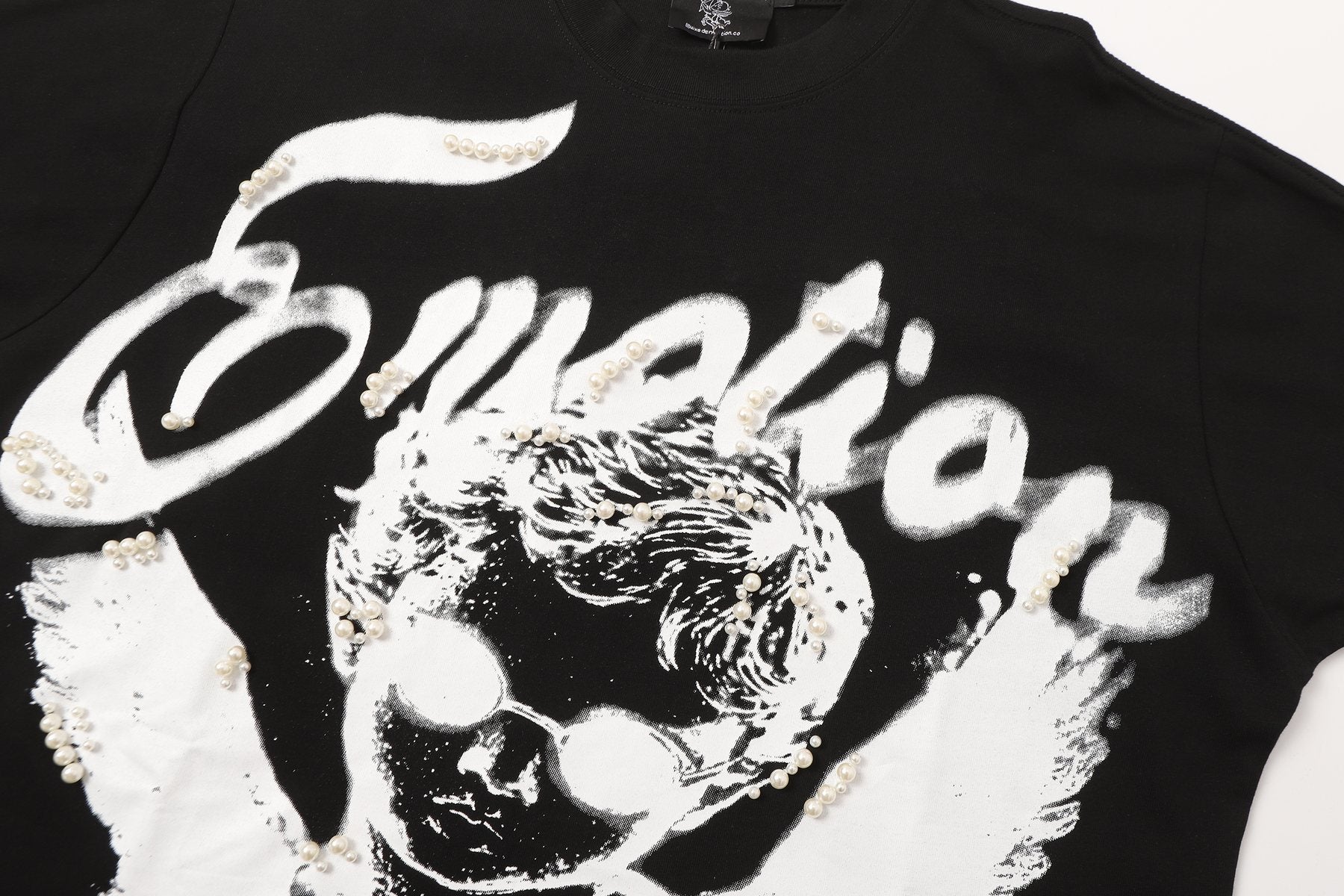 MIXED EMOTION Pearl Script Graphic T-Shirt — detail