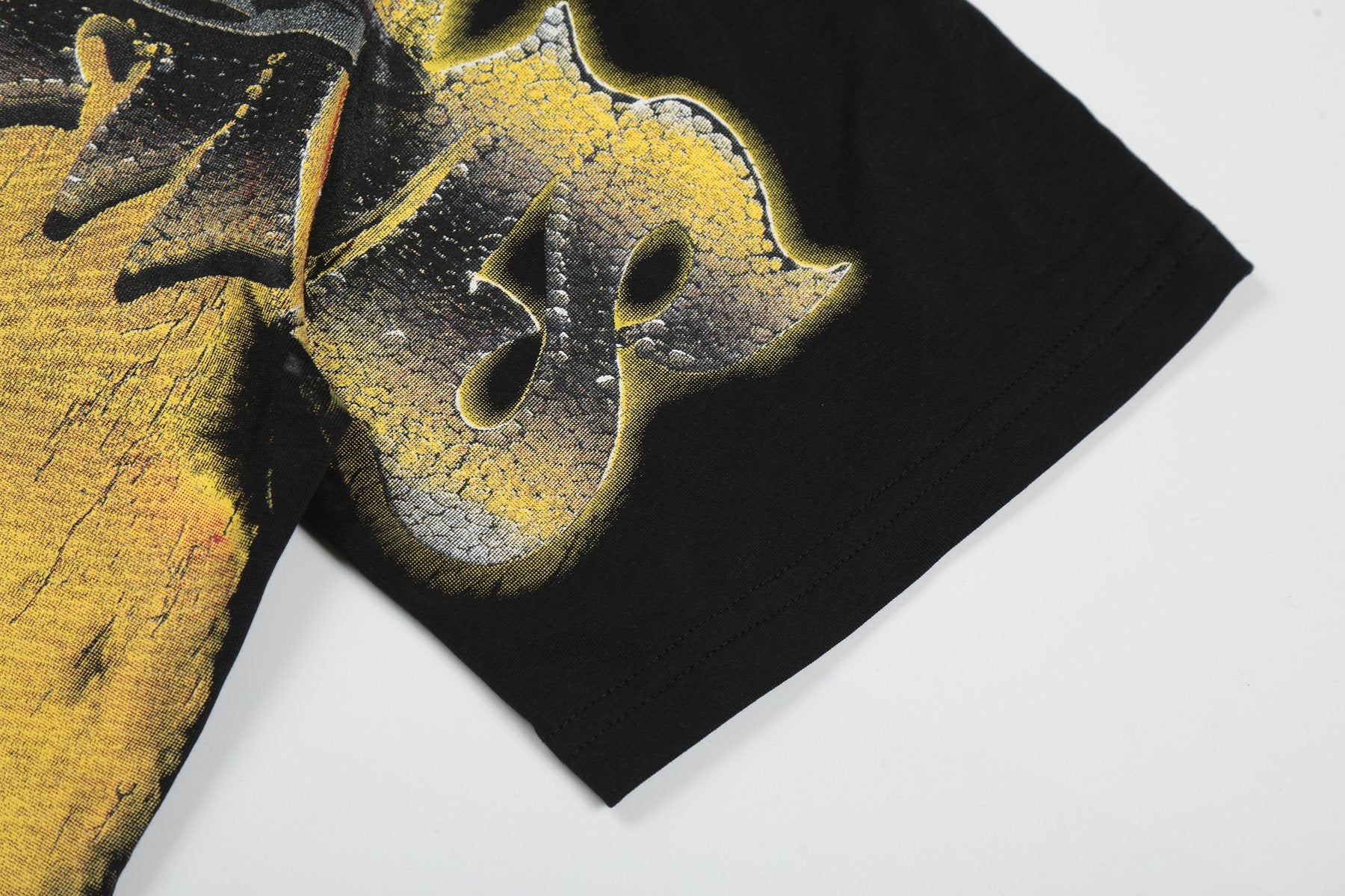 VALE USA Liberty UFO Graphic T-Shirt — detail