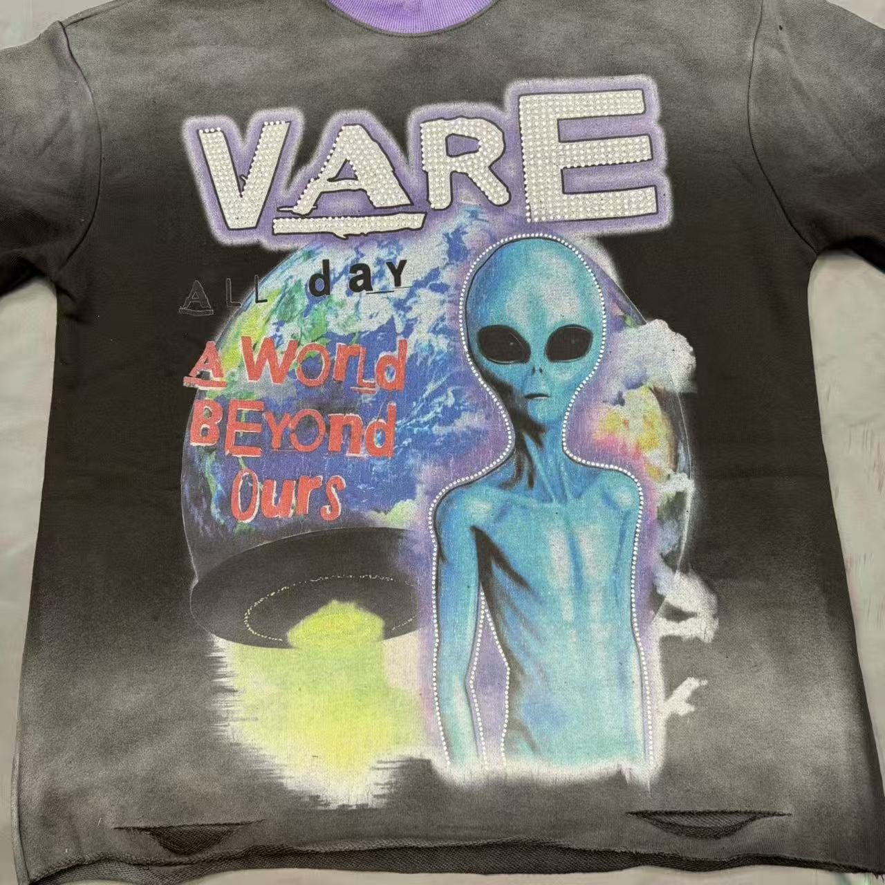 VALE ALL DAY USA A World Beyond Ours Alien Graphic T-Shirt — detail