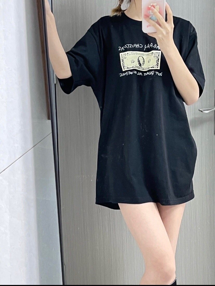 Supreme Merry Christmas Money Graphic T-Shirt — model